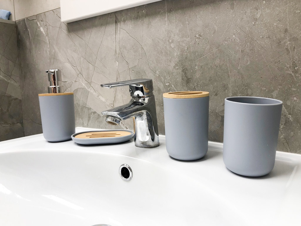 Praktiline ja vastupidav vannitoakomplekt