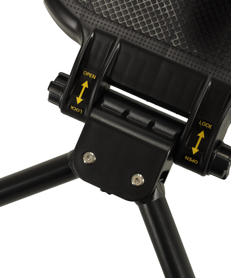 Must universaalne lapse istumisalus