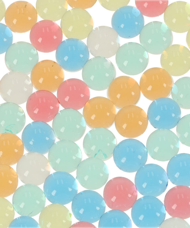 Mitmevärvilised kuulid lillepottides