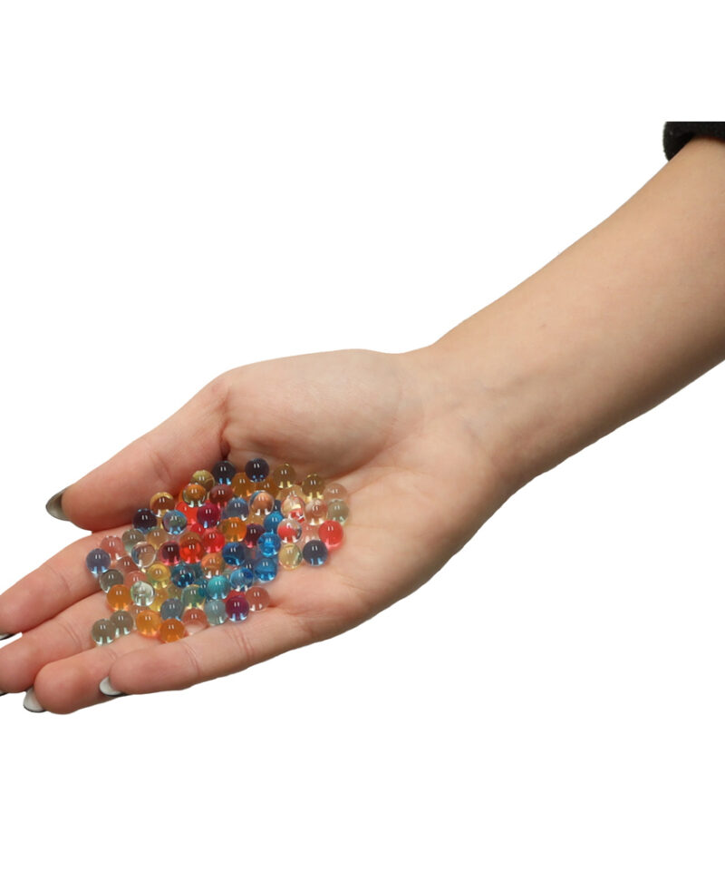 Mitmevärvilised kuulid lillepottides