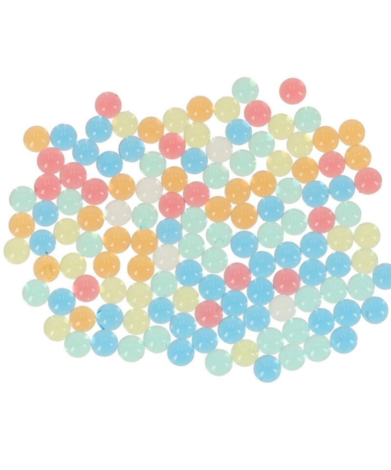 Mitmevärvilised kuulid lillepottides