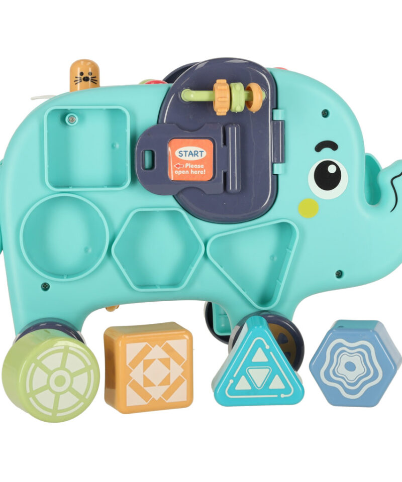 Lapsed mängivad elevandi mängukomplektiga