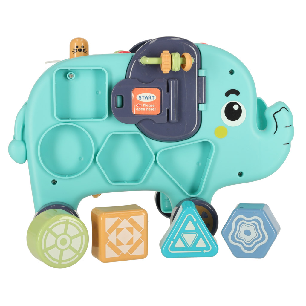 Lapsed mängivad elevandi mängukomplektiga