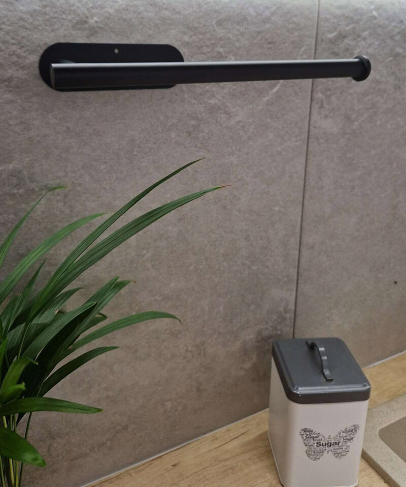 Stiilne must paberirulli hoidja