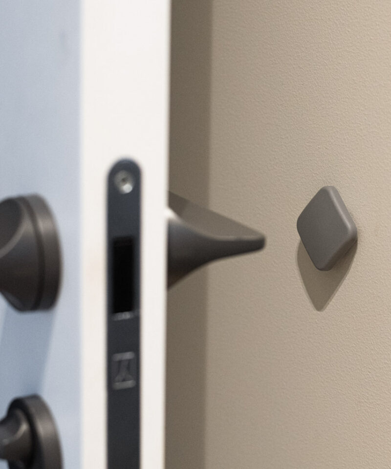 Hall silikoonist uksetõke