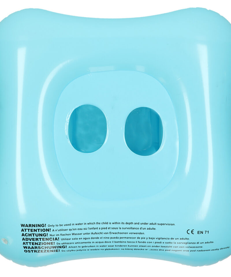 Laps kasutamas ujumisrõngast