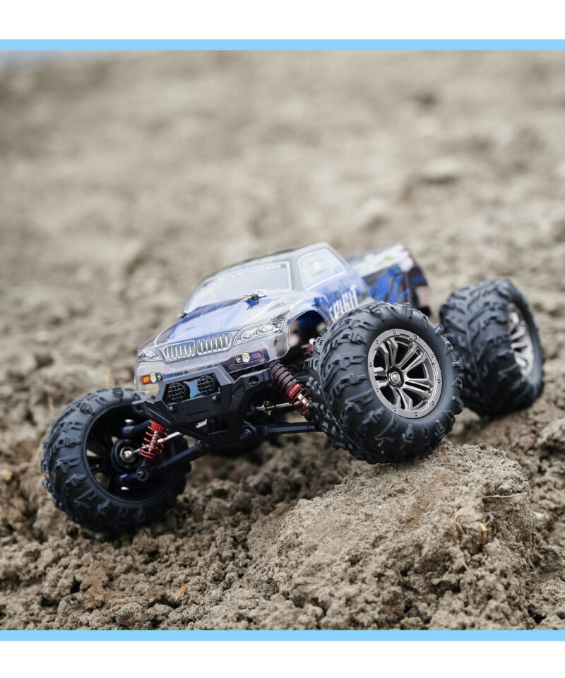 Kaujuhtimisega kiire sinine auto mänguväljakul