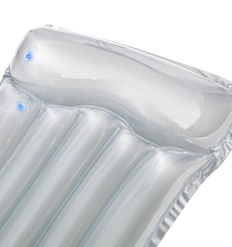 Hall täispuhutav ujumismadrats vees