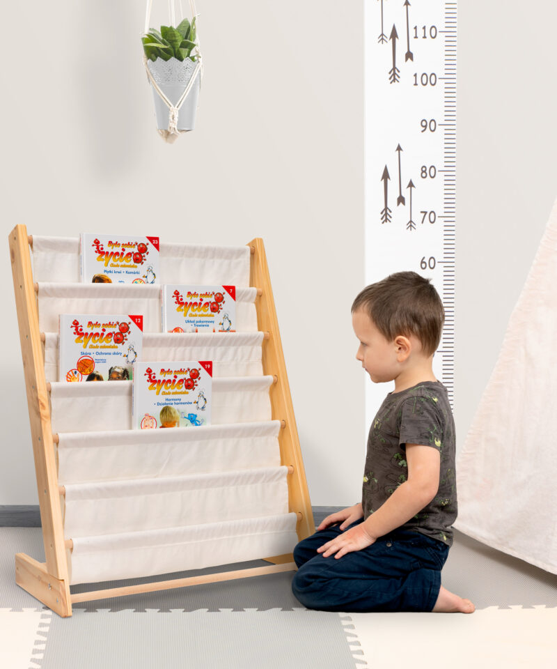 Lastele mõeldud raamaturiiul Montessori stiilis