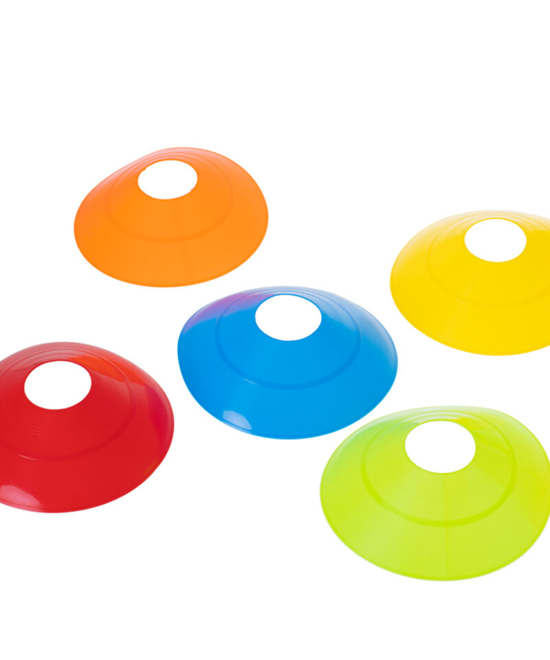 Mitmevärvilised treeningkoonused murul