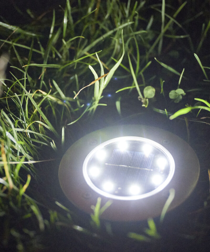 Päikesepatareiga valgustid kõnniteedele