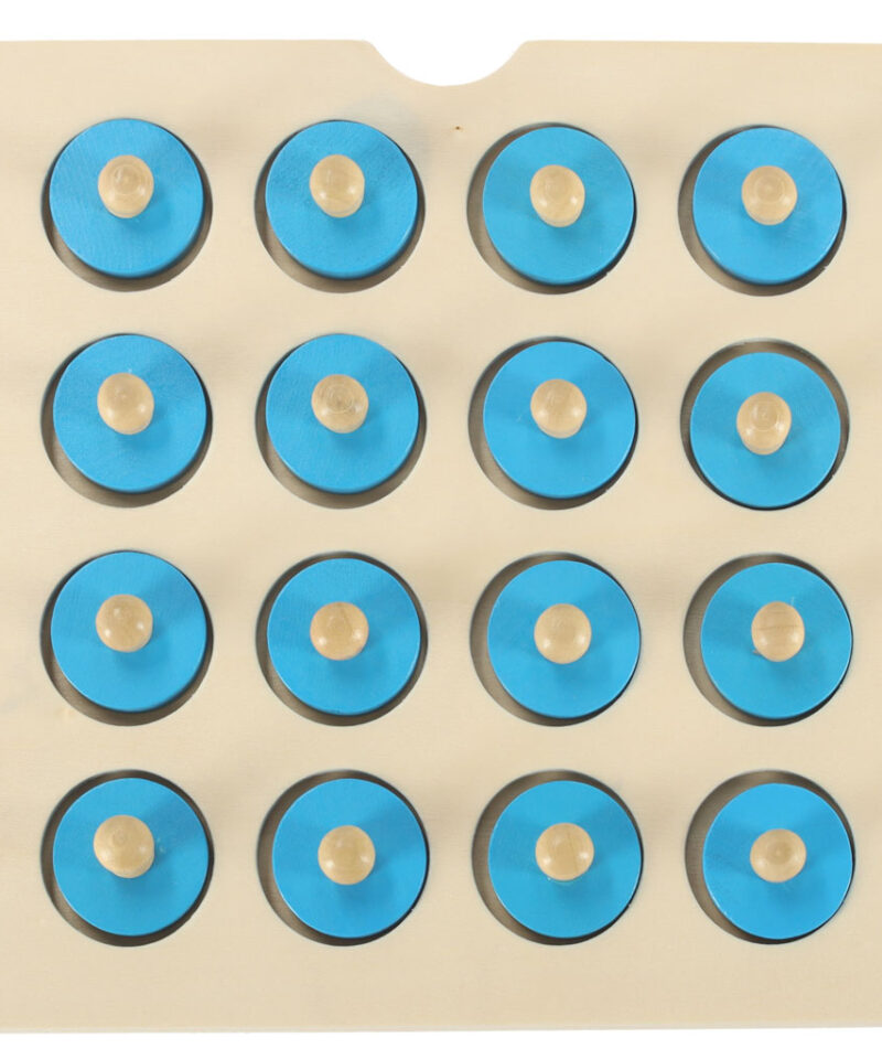 Värvilised puidust mälumängu osad