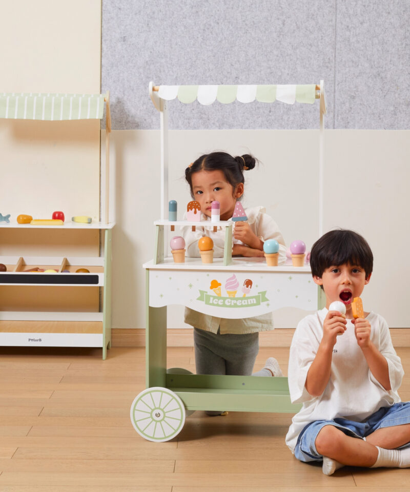 Lapsed mängivad jäätisemüüjat