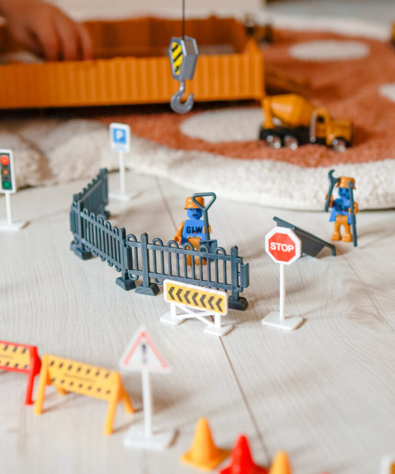 Lapsed mängimas ehitusplatsil