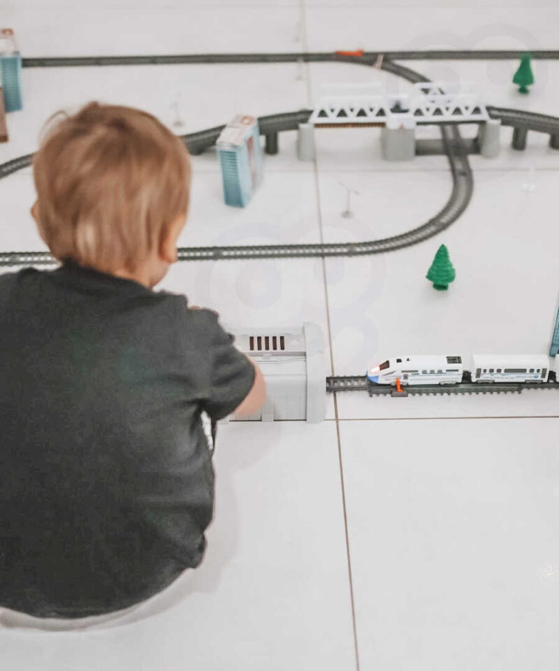 Arendav mänguasi väikesele rongijuhile