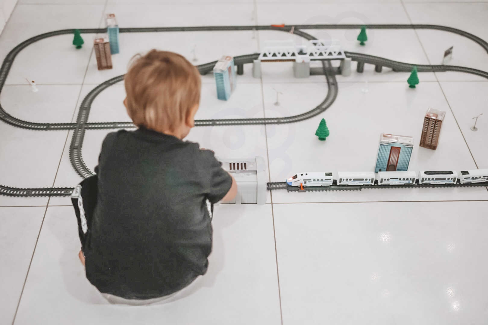 Arendav mänguasi väikesele rongijuhile