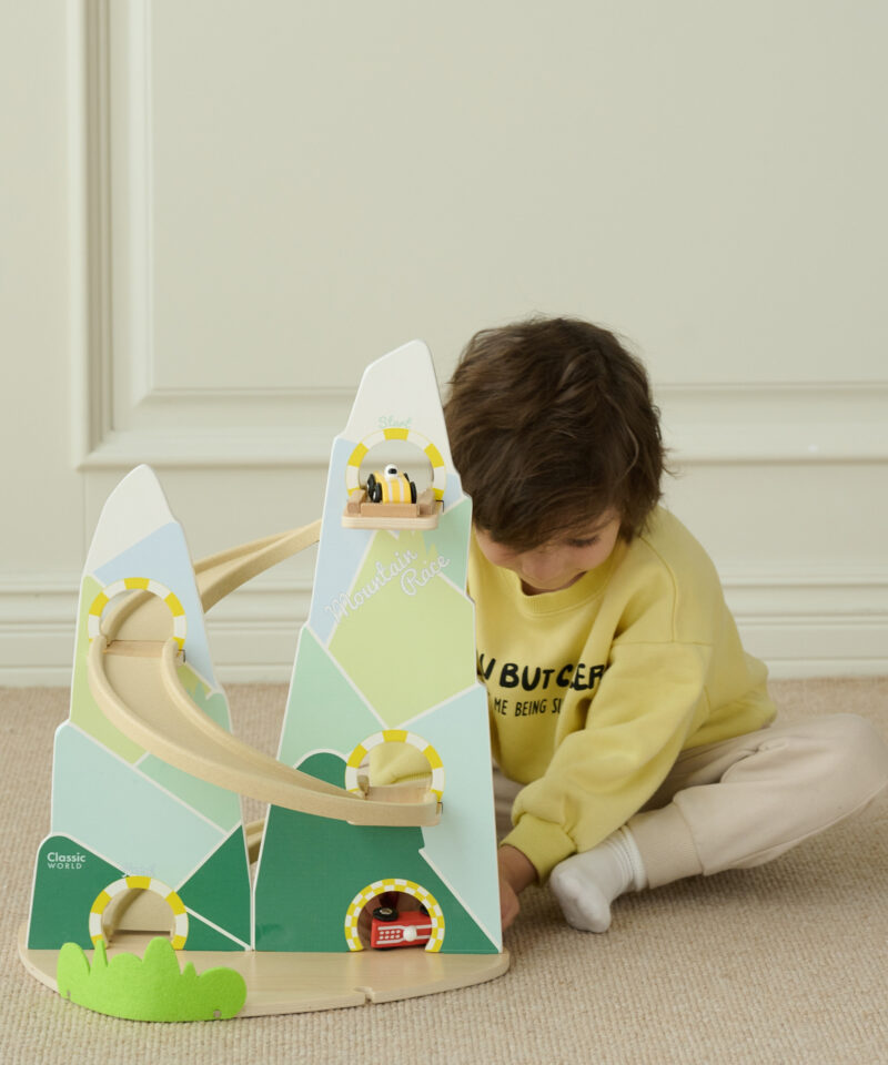 Värvilised autod mägiteel