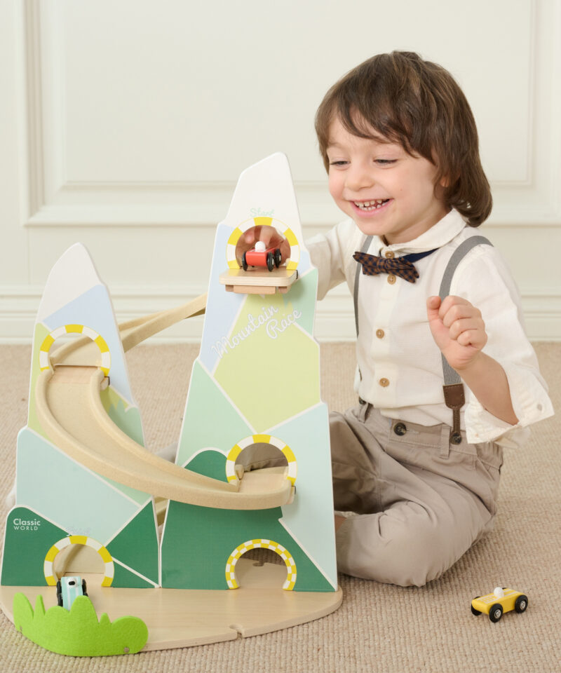 Pastelltoonides puidust võidusõidurada