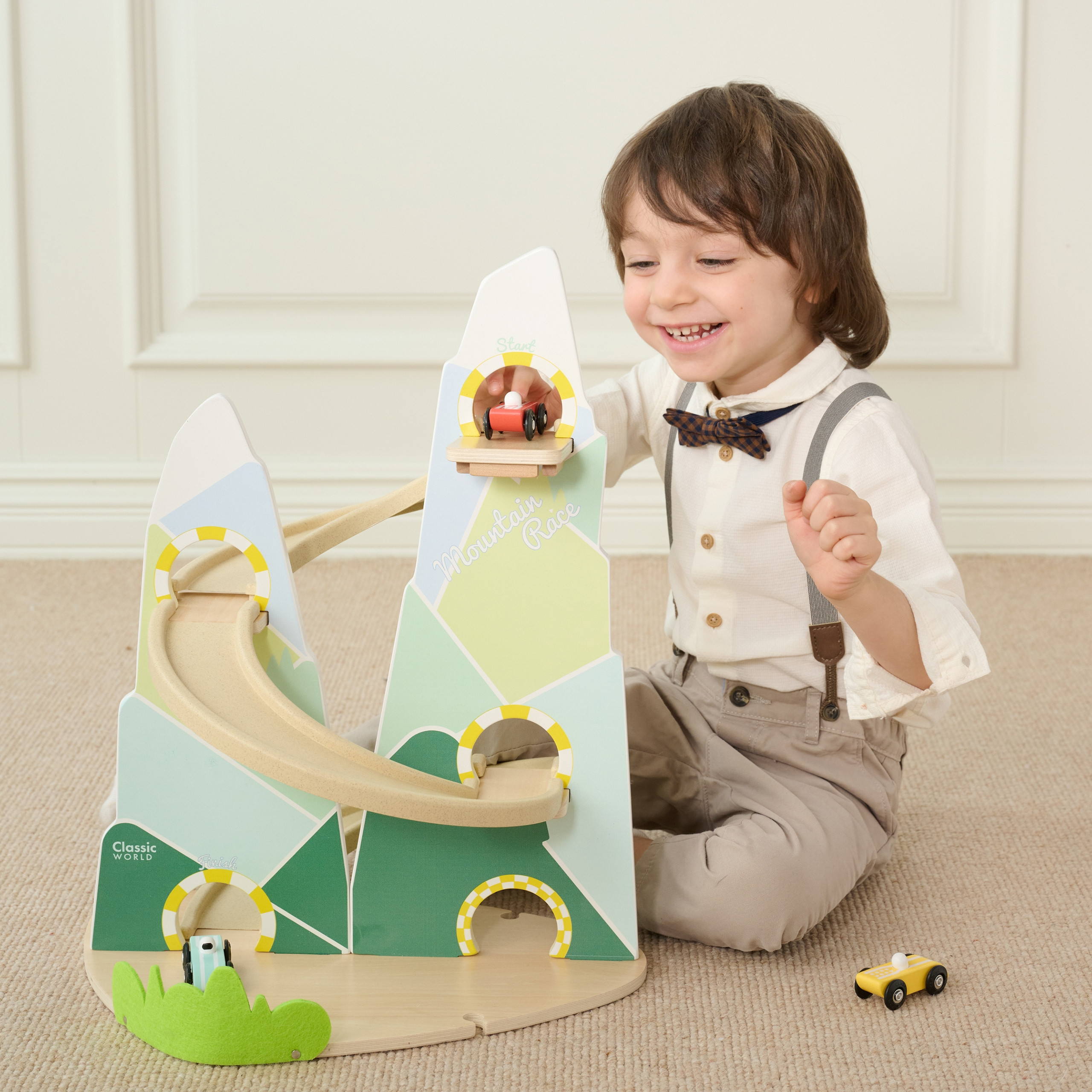 Pastelltoonides puidust võidusõidurada