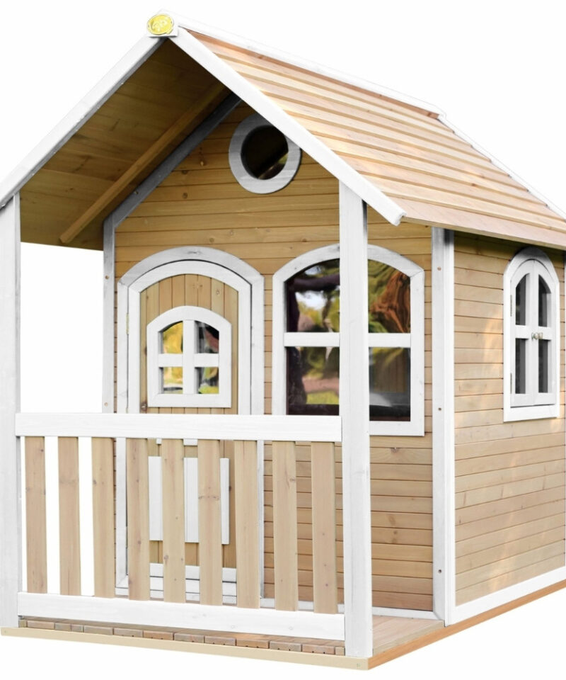 Laste puidust mängumaja õues