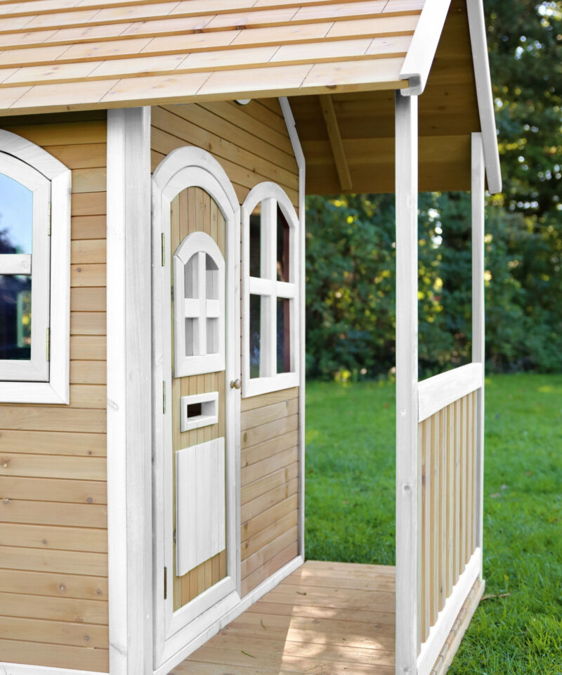 Lastele mõeldud mängumaja akendega