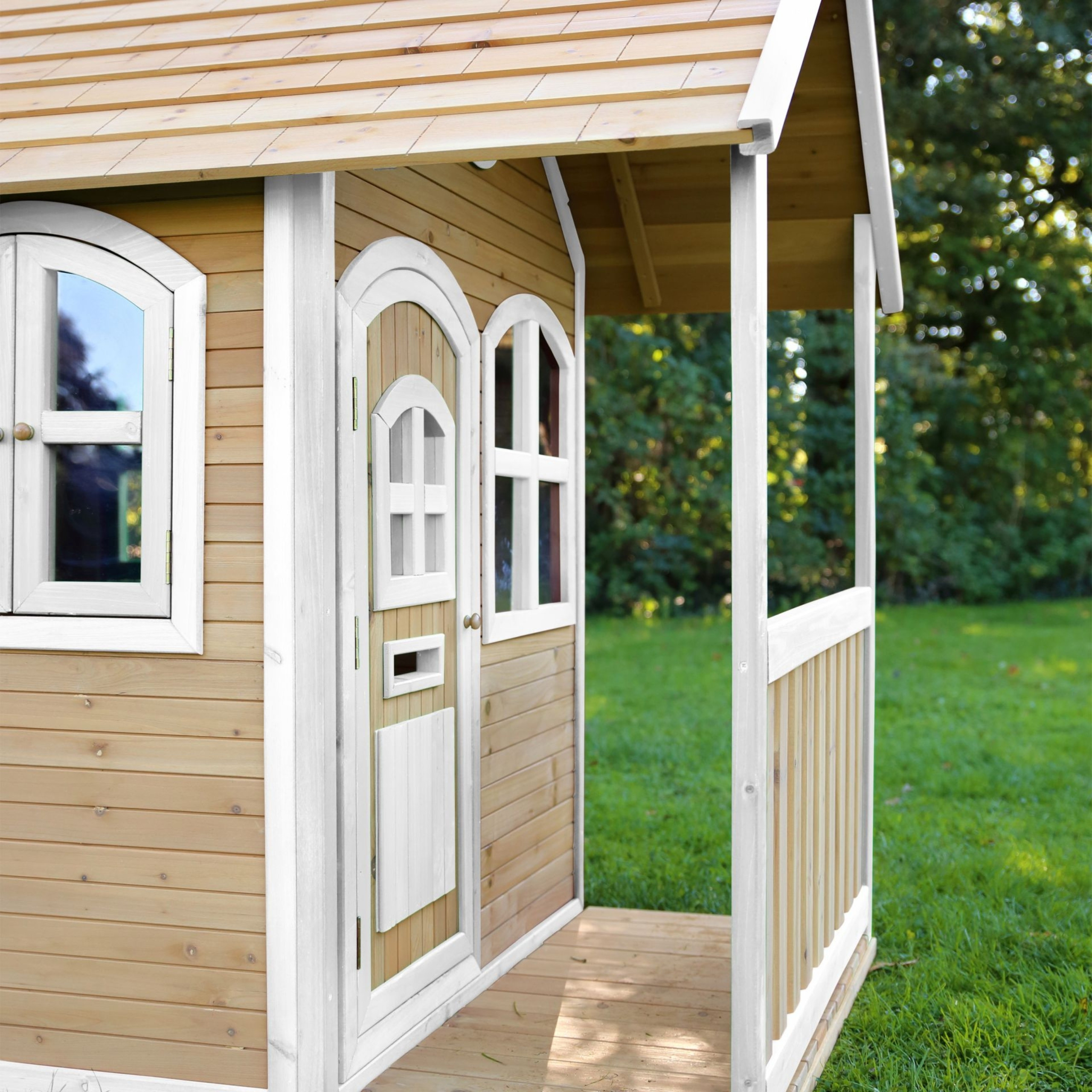 Lastele mõeldud mängumaja akendega