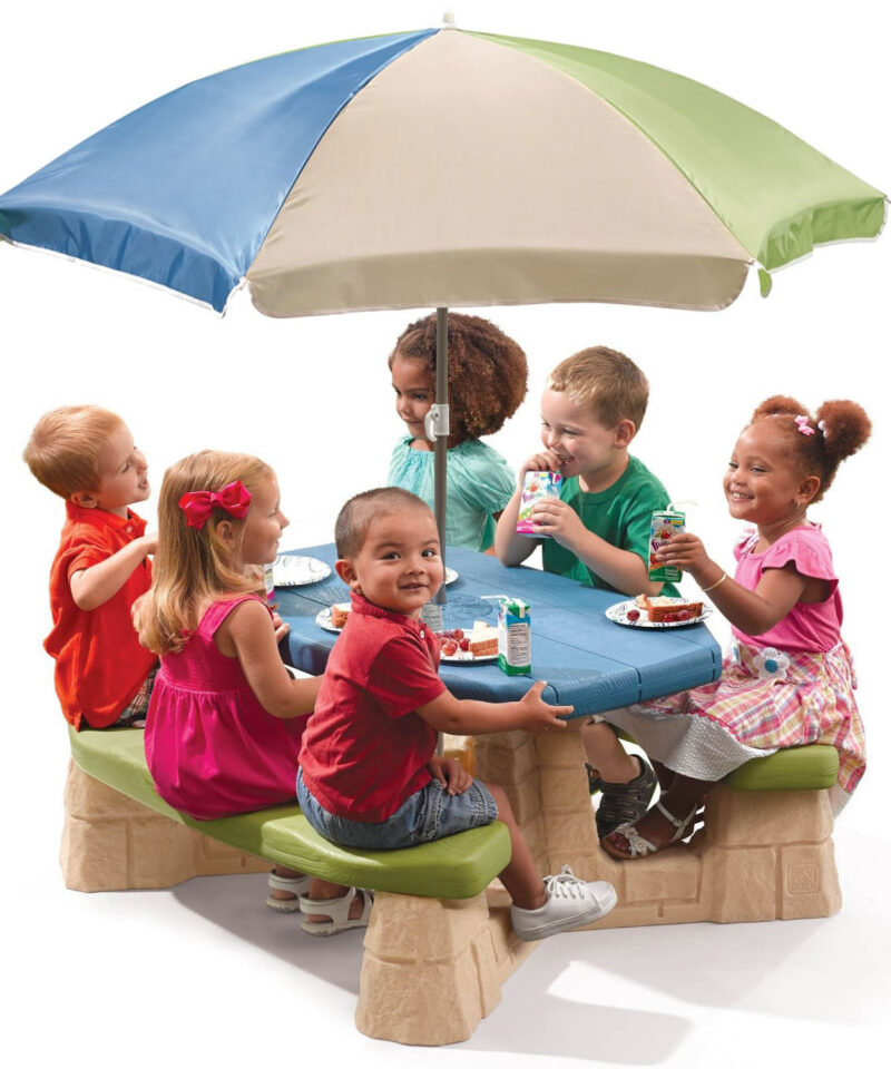 Lapsed mängimas piknikulaua ümber