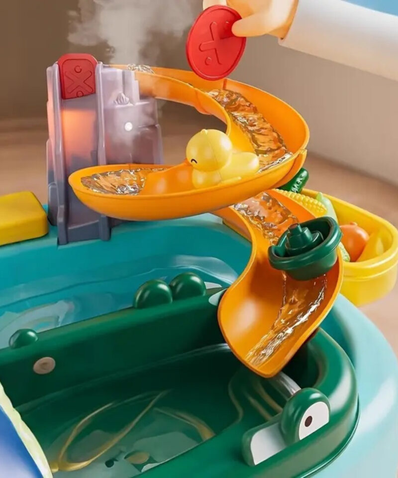 Lapsed mängivad veemängulaual