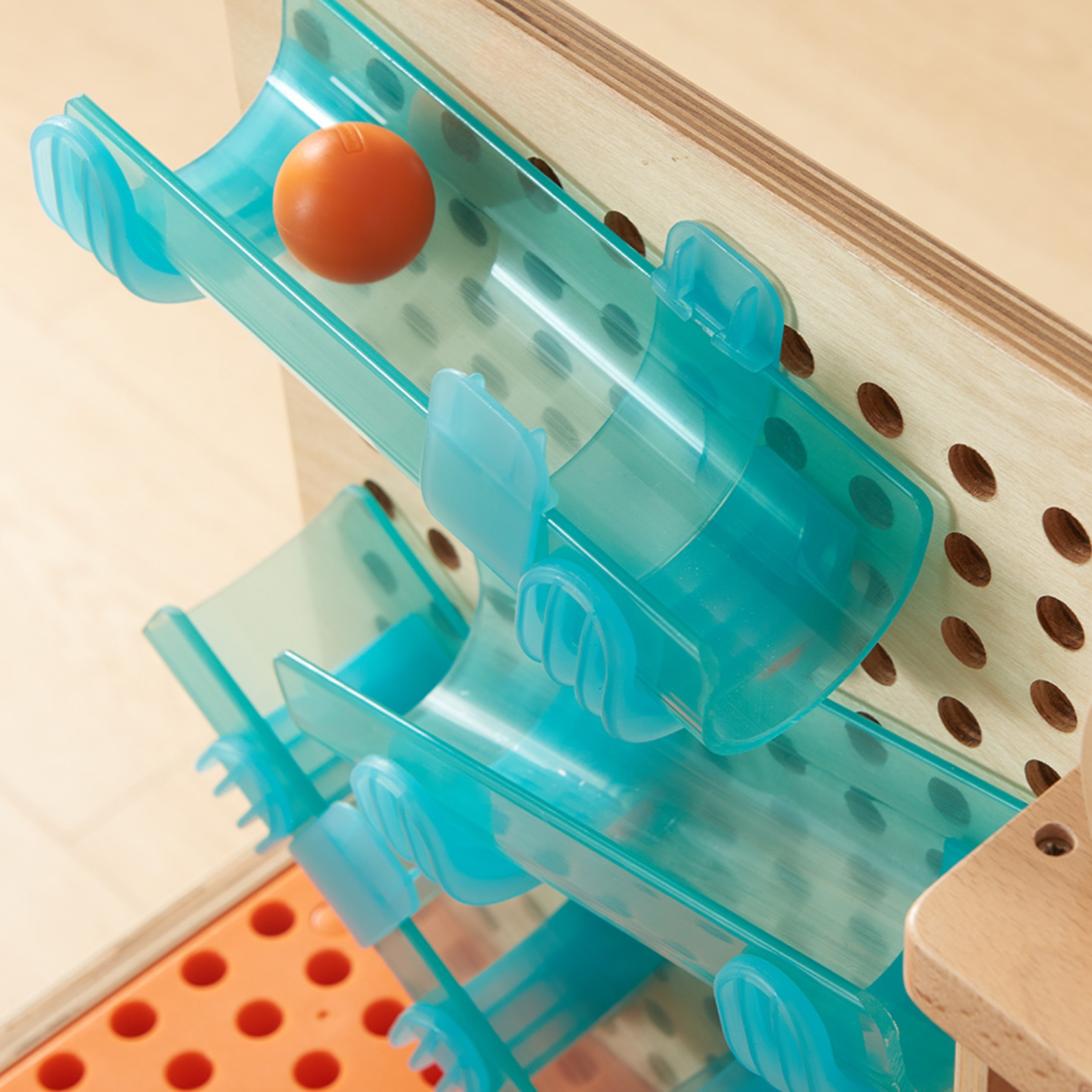 Magnettahvlitega hariduslik töölaud