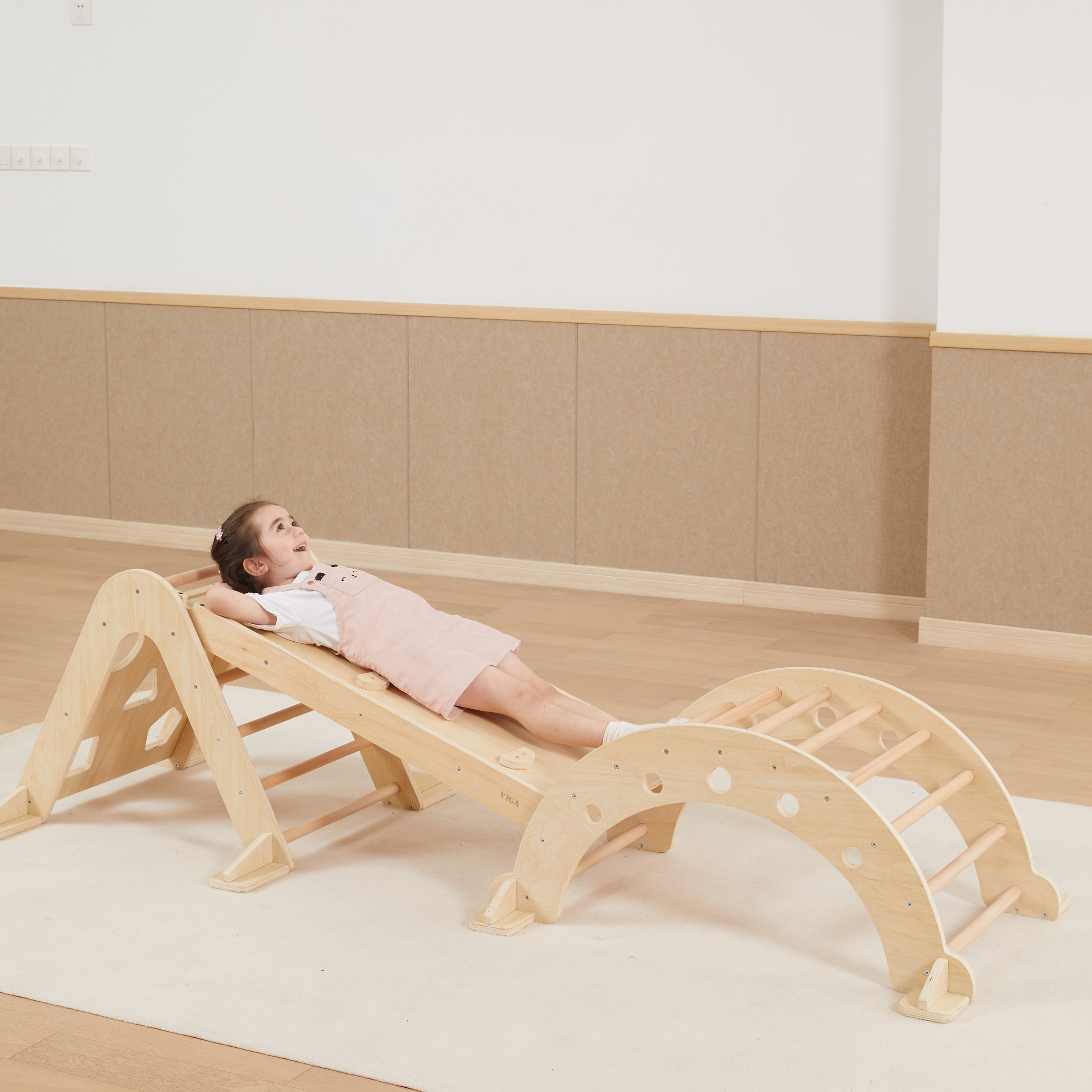 Lapsed ronimas puidust ronimisseinal