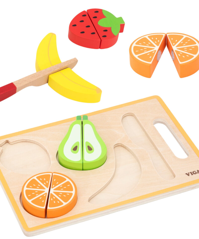 Lapsed mängivad puidust lõikekomplektiga