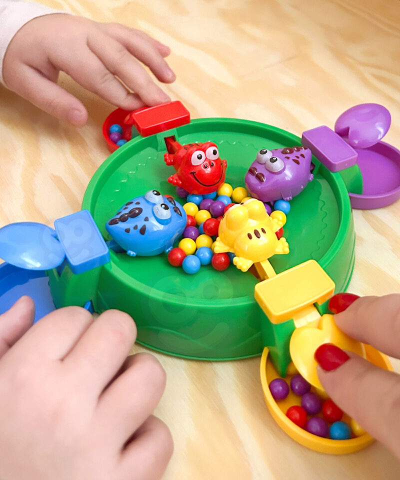 Lapsed mängimas osavusmängu