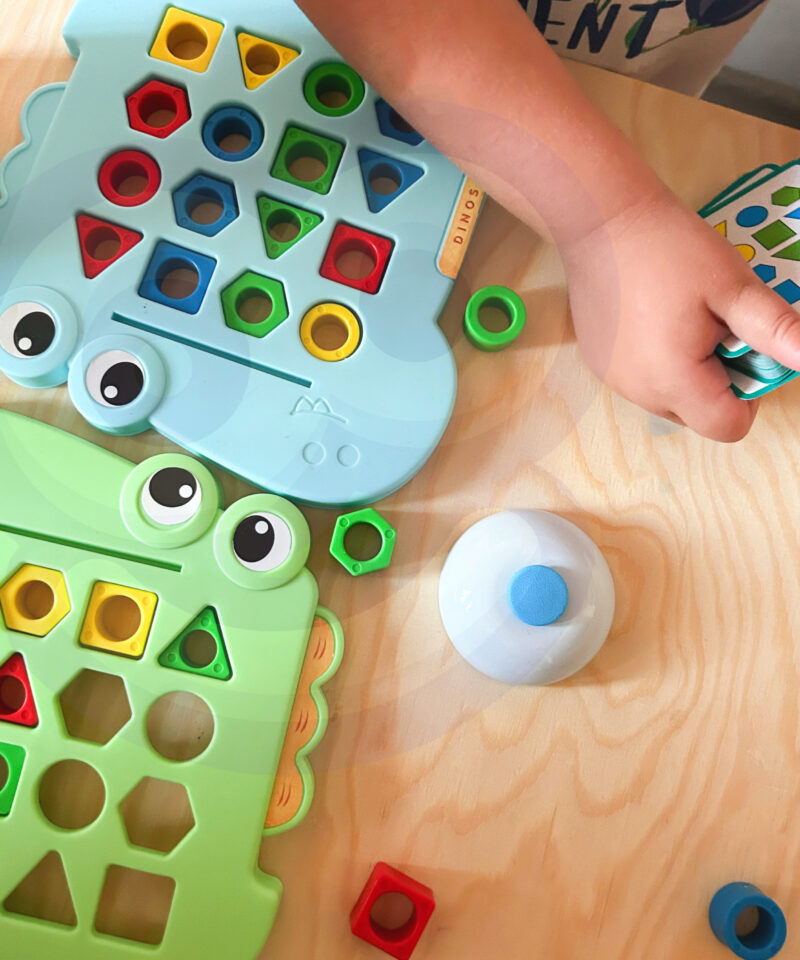 Dinosaurus osavusmäng värviliste kujunditega