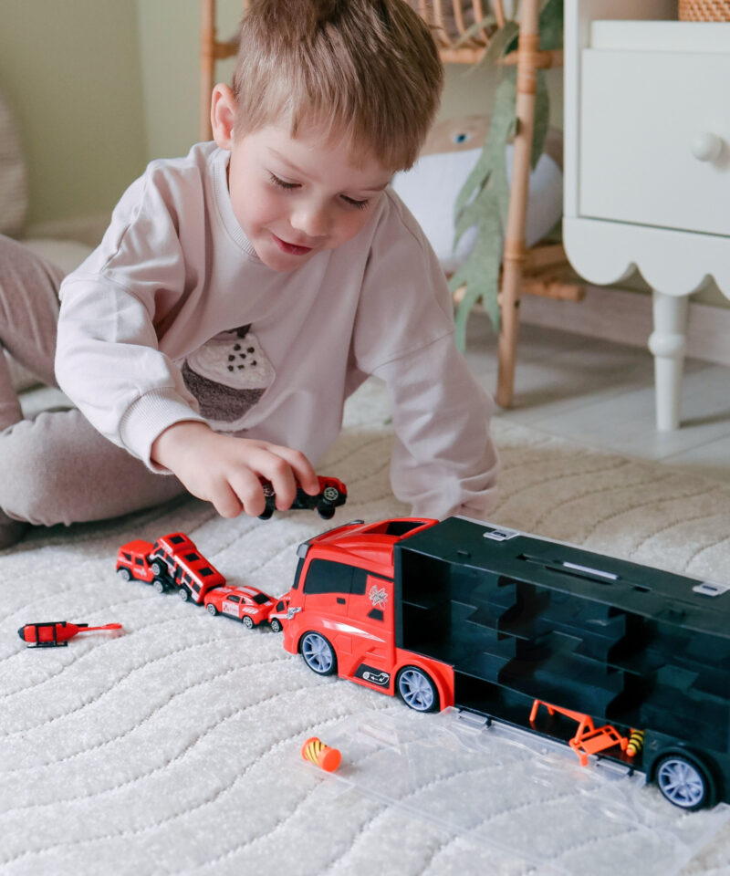 Lapsed mängimas päästeveokiga