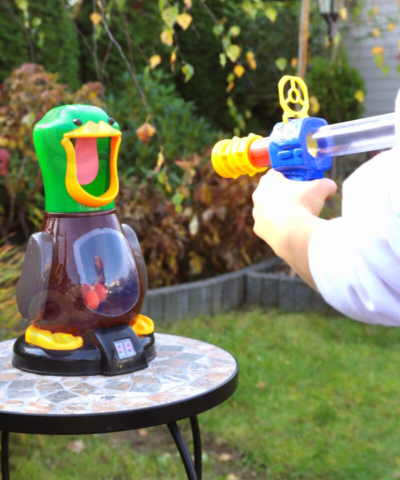 Lapsed mängimas näljase pardiga