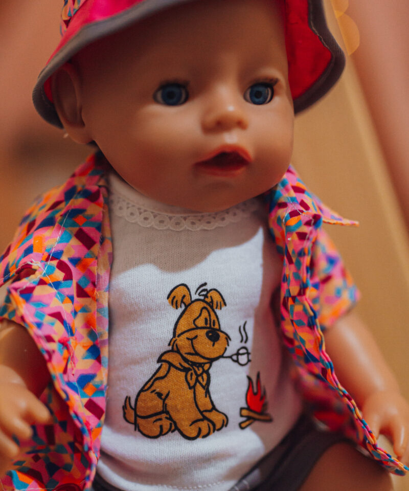 Lühikesed püksid ja kingad nukule