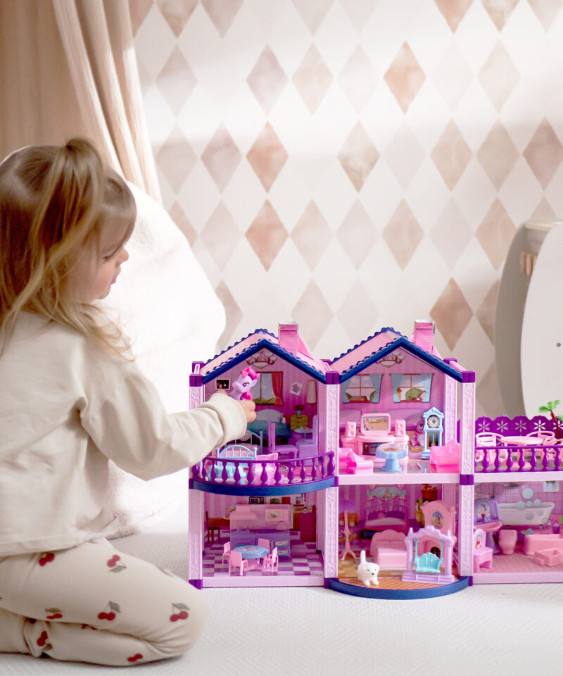 Värviline mängumaja koos mööbliga