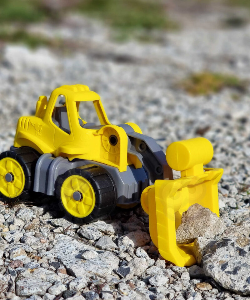 Väikeste käte jaoks sobiv mänguauto