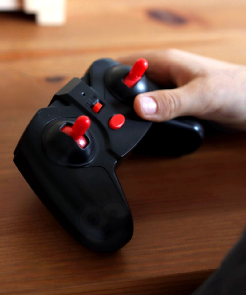 Kaugjuhitav mänguauto akrobaatiliseks sõiduks