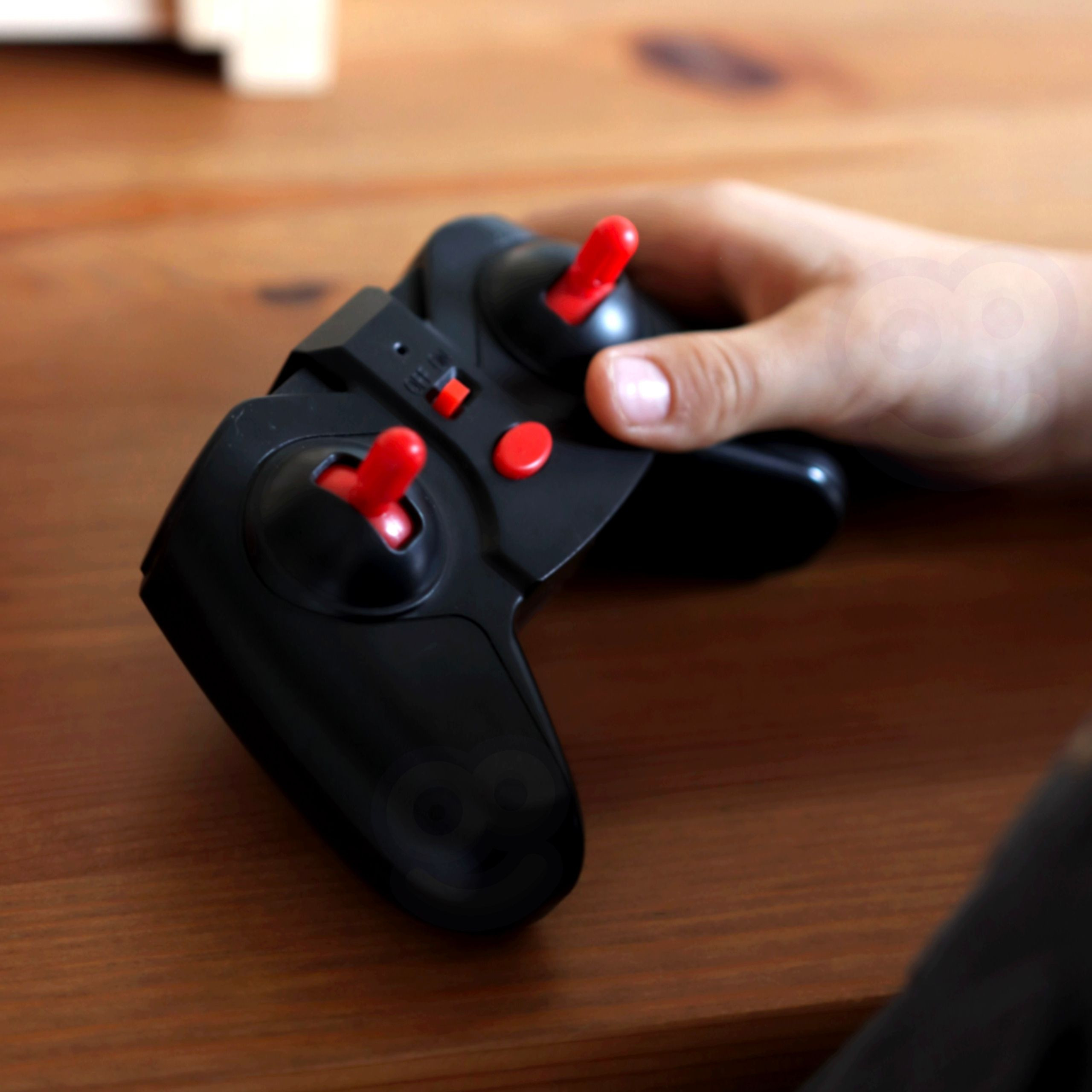 Kaugjuhitav mänguauto akrobaatiliseks sõiduks