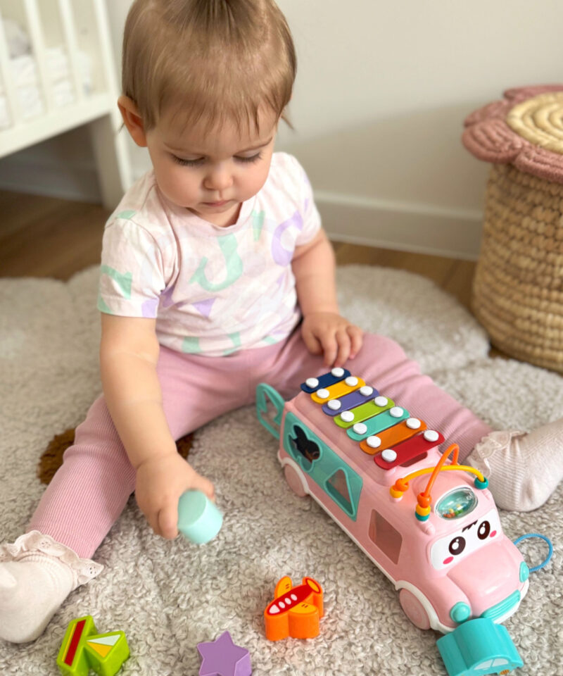 Pastelsetes toonides mänguauto