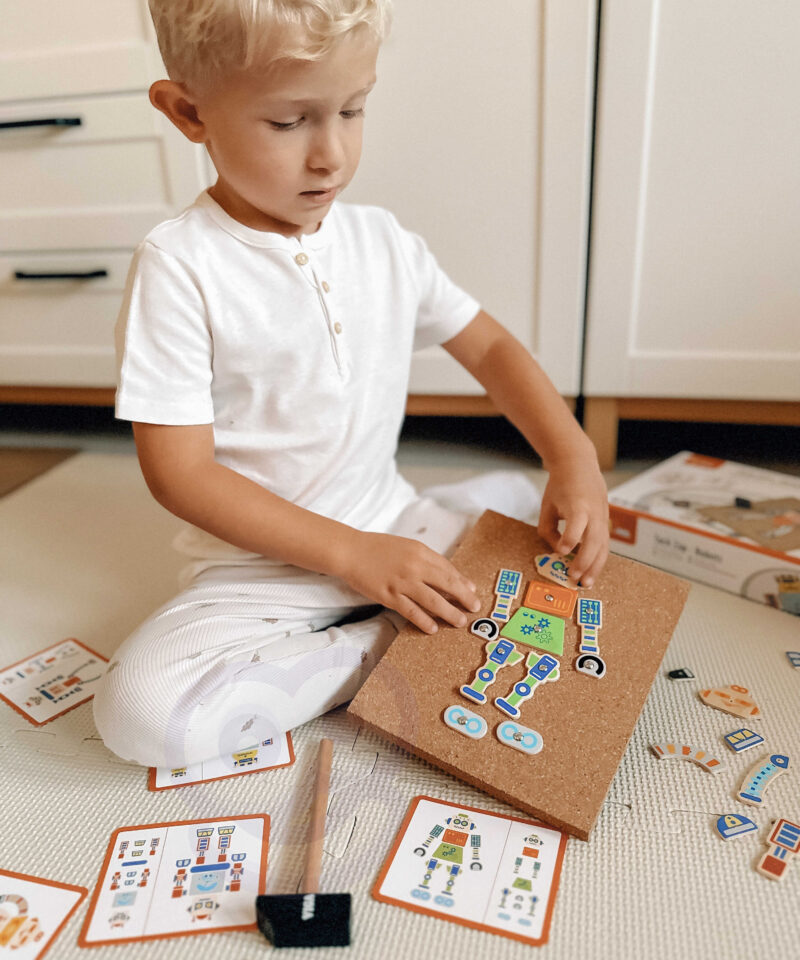 Lapsed mängivad puidust meisterdamise komplektiga