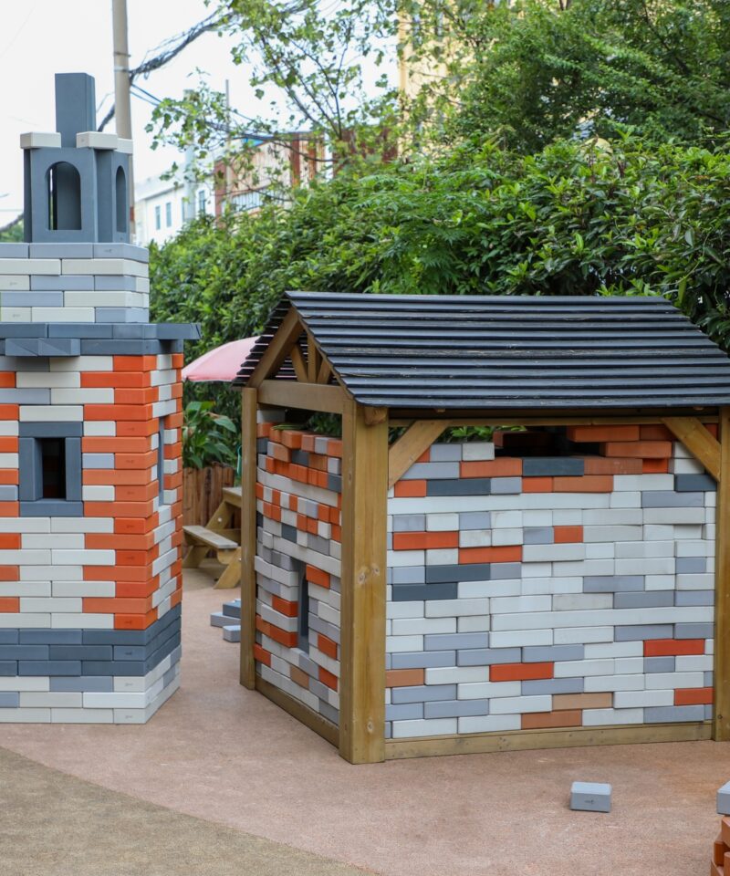 Lapsed loovad klotsidega ehitisi