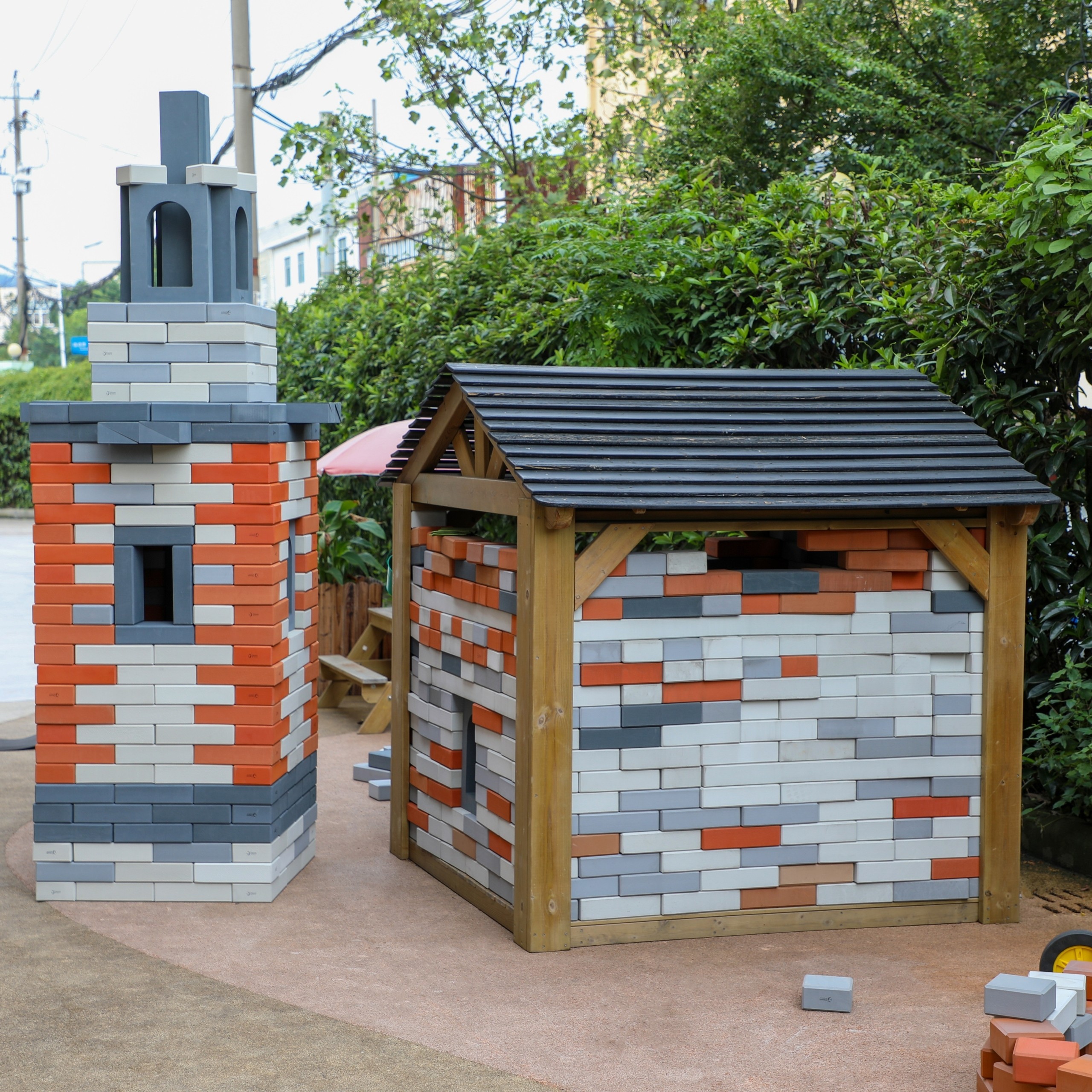 Lapsed loovad klotsidega ehitisi