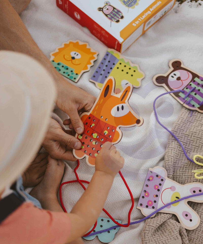 Lapsed mängivad nöörimismängu loomadega