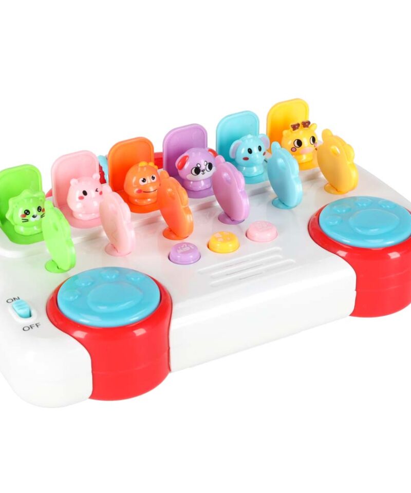 Lapsed mängivad muusikalise loomabussiga