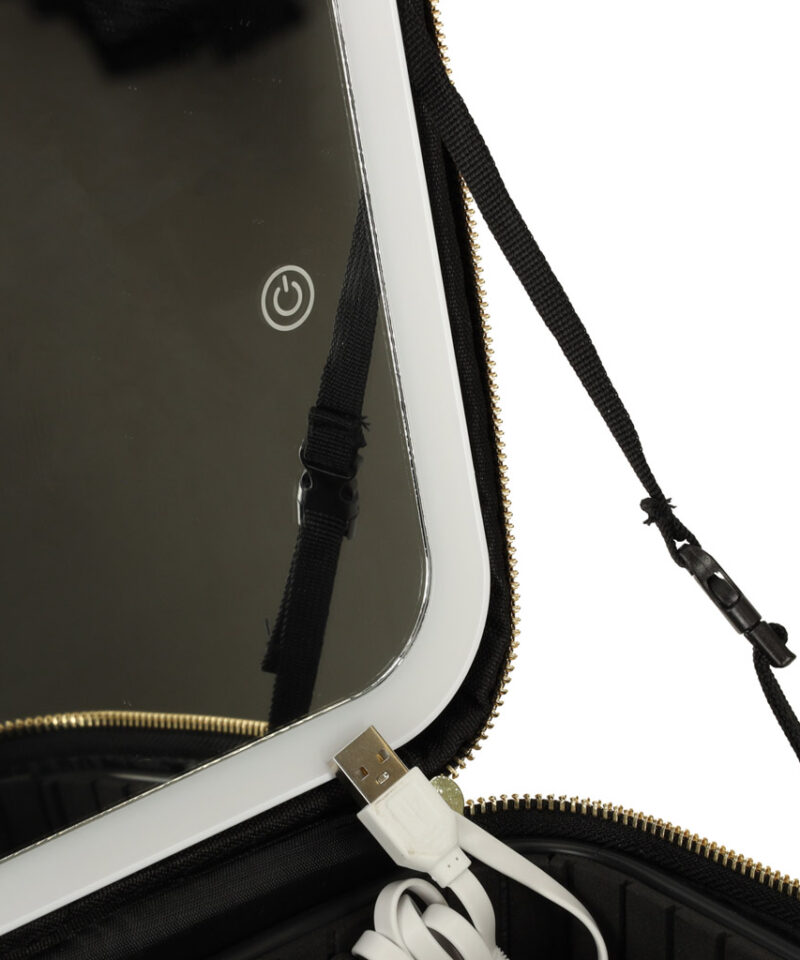 Kosmeetikakott koos USB-kaabliga