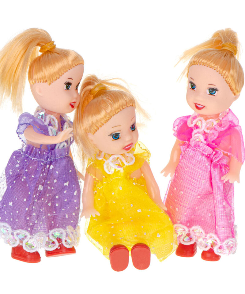 Väikesed nukud erinevates kleitides