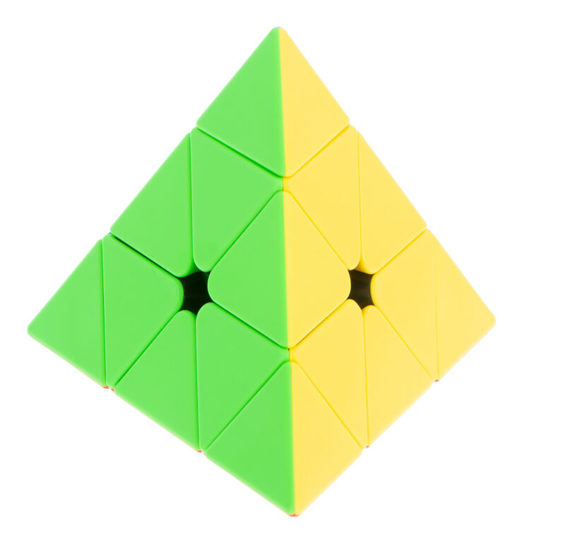 Püramiidkuubik käes keerutamas