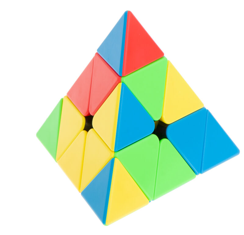 Värviline püramiidkuubik lähivaates